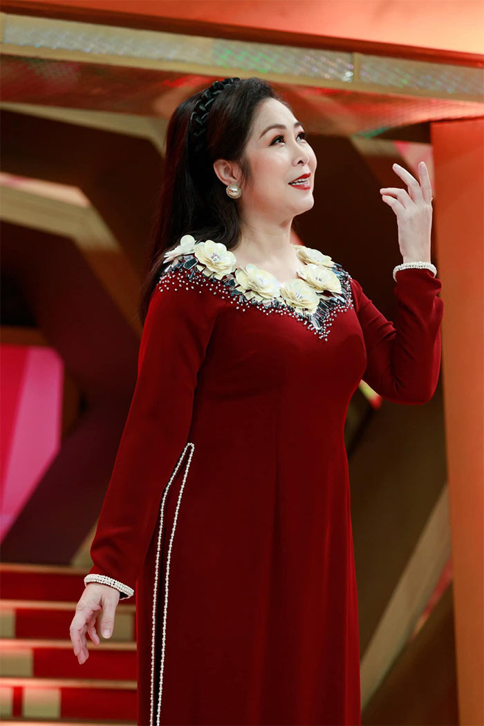 Áo dài chiết eo cũng không còn làm khó được Hồng Vân khi cô đã giảm cân thành công.