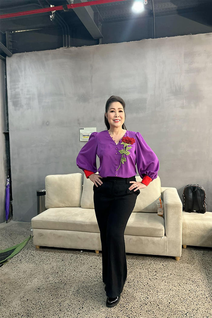 Vòng hai và cả thân hình thon gọn thấy rõ so với trước nên nữ diễn viên "Gạo nếp gạo tẻ" không ngại mặc áo sơ mi cắm thùng.