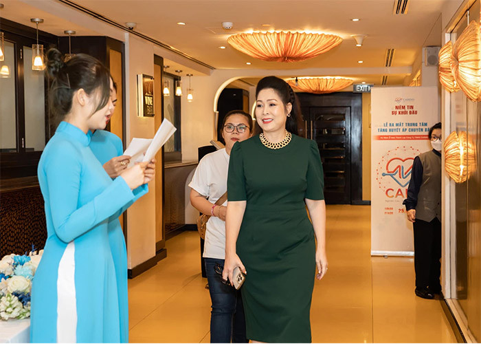 Hồng Vân thon gọn thấy rõ, tự tin diện váy ôm Hong Van thon gon thay ro, tu tin dien vay om