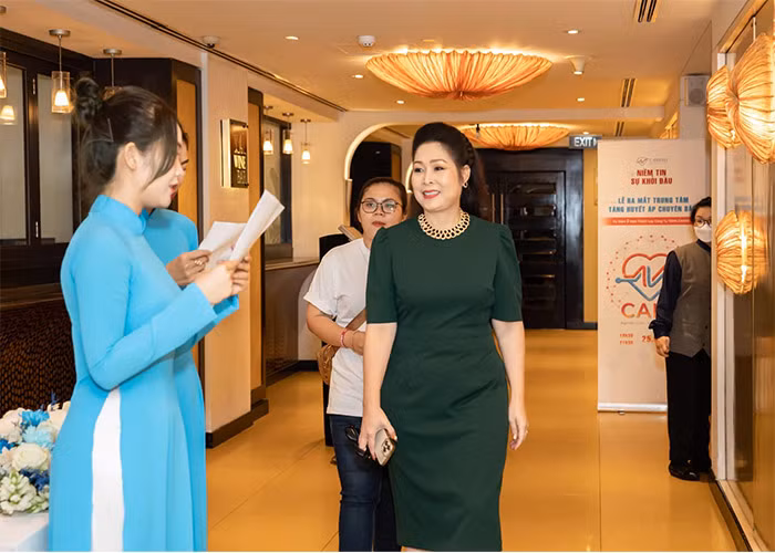 Hình ảnh nghệ sĩ Hồng Vân khoe vóc dáng gọn gàng trên thảm đỏ một sự kiện được nhiều người chú ý. "Sau 15 năm, giờ mới dám mặc lại đầm ôm, giờ mới dám nhận đi sự kiện", Hồng Vân viết trên trang cá nhân.