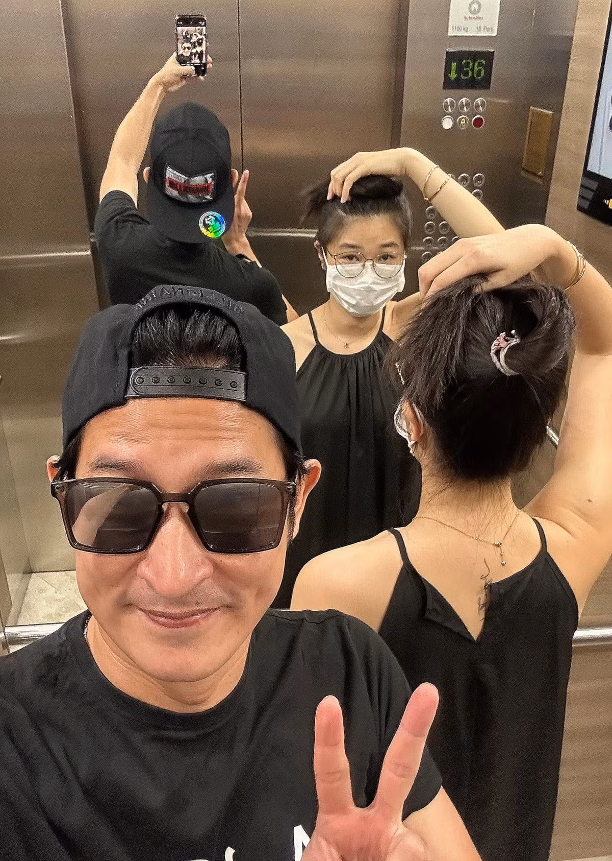 Ngoài công việc diễn xuất, nam diễn viên phim "Lật mặt 6" còn hỗ trợ vợ trong công việc kinh doanh, quảng cáo hoa tươi.