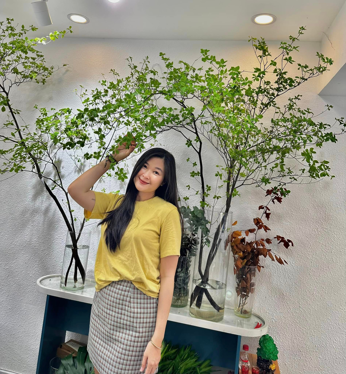 Bà xã của Huy Khánh sinh năm 1986, kém nam diễn viên 5 tuổi, từng là một diễn viên, người mẫu.