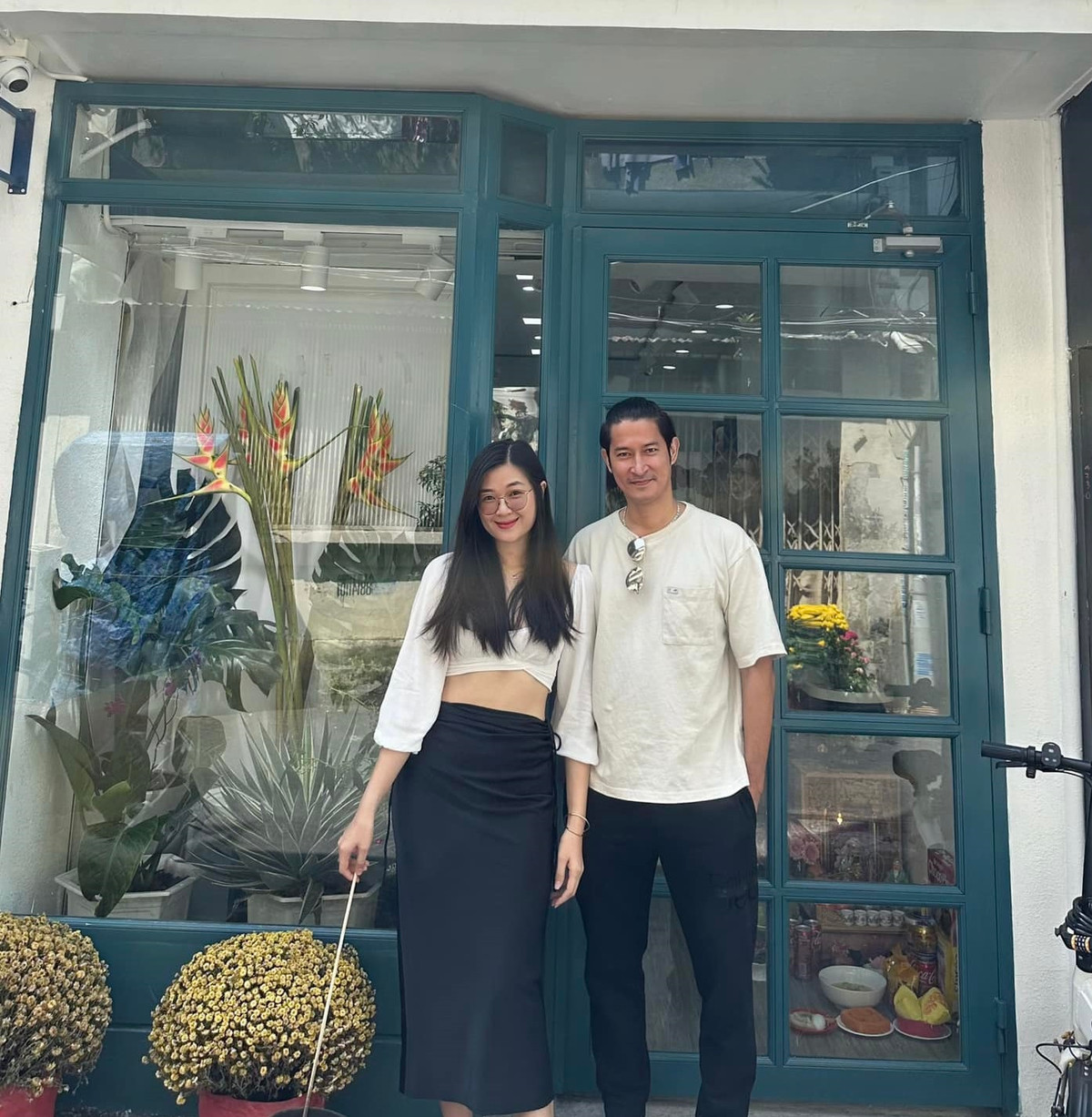 Hậu kết hôn và sinh con năm 2012, bà xã Huy Khánh không hoạt động nghệ thuật mà lui về làm hậu phương cho chồng, chăm sóc gia đình nhỏ.