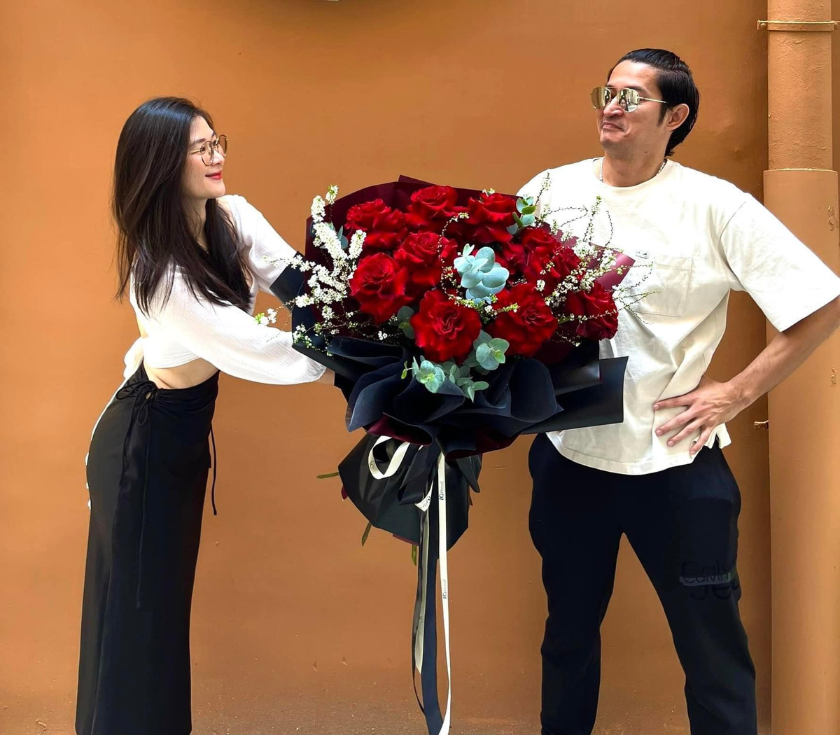 Mỹ nhân họ Mạc đến và kết hôn với nam diễn viên đào hoa bậc nhất Vbiz vào thời điểm anh vẫn còn chưa thoát khỏi những tin đồn tình cảm hay ồn ào với vợ cũ.