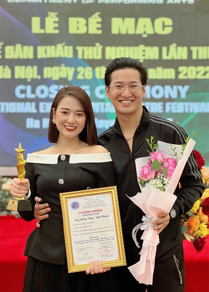 Bạn trai Việt Hoa được khán giả khen bảnh bao, cao ráo, sở hữu vẻ ngoài soái ca.