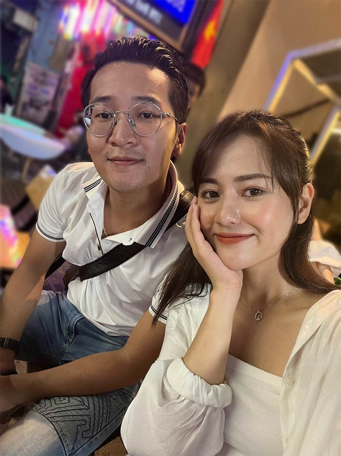 "Nếu bạn trai ghen chắc tôi không thể theo nghề được. Gần như ngày nào anh cũng đưa đón tôi đi làm. Bạn đồng hành của Hoa cũng giống Hoa đều là những người suy nghĩ tích cực. Khi có tinh thần thoải mái, mình mới có thể làm tốt mọi việc được", Việt Hoa chia sẻ với Tiền Phong.