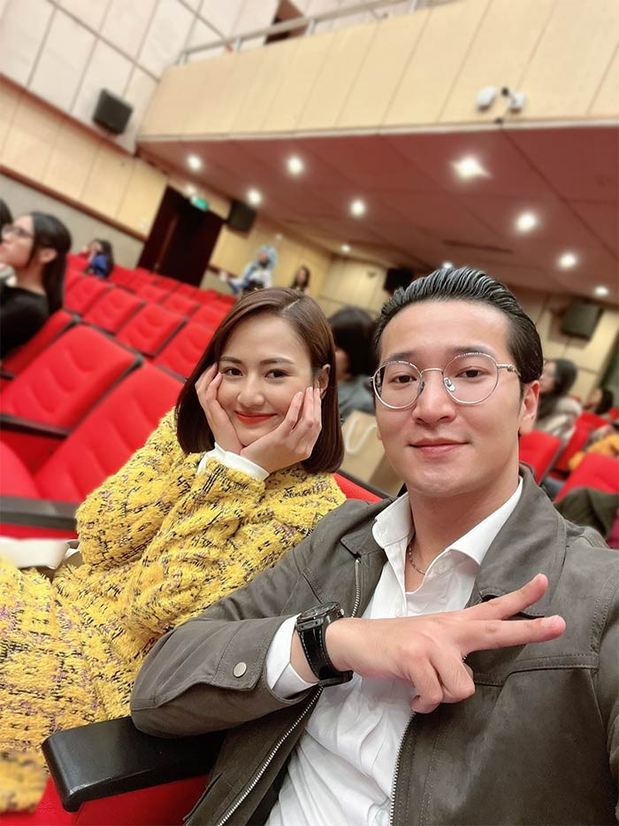 Việt Hoa và bạn trai quen nhau từ khi cả hai còn là sinh viên Đại học Sân khấu - Điện ảnh Hà Nội. Sau khi tốt nghiệp, cặp đôi cùng về công tác tại Nhà hát Kịch Việt Nam.