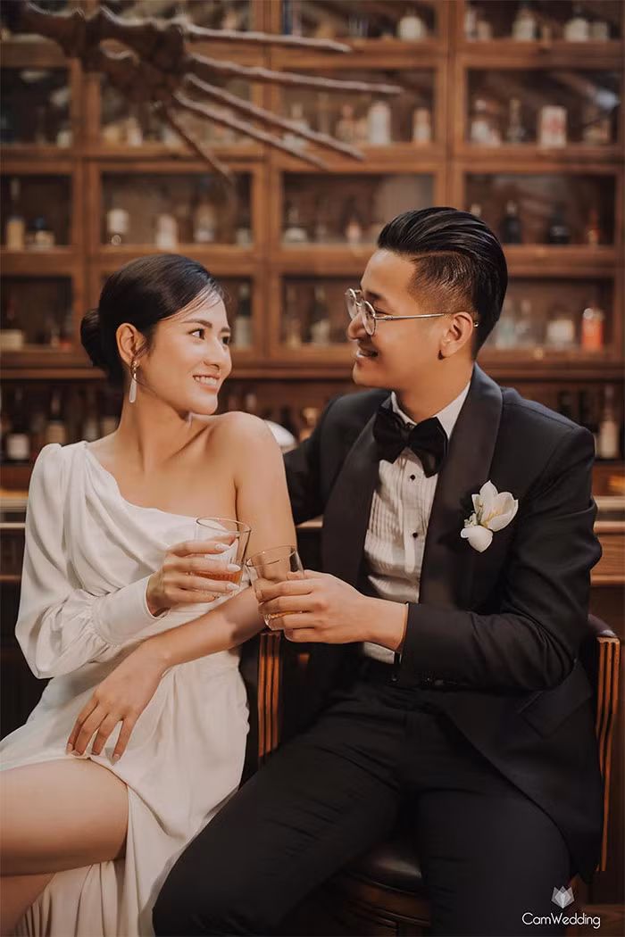 Diễn viên Việt Hoa gây ấn tượng trong một số phim truyền hình Việt gần đây như: Cô gái nhà người ta, Trở về giữa yêu thương, Hương vị tình thân, Anh có phải đàn ông không, Thông gia ngõ hẹp, Dưới bóng cây hạnh phúc và Nơi giấc mơ tìm về.