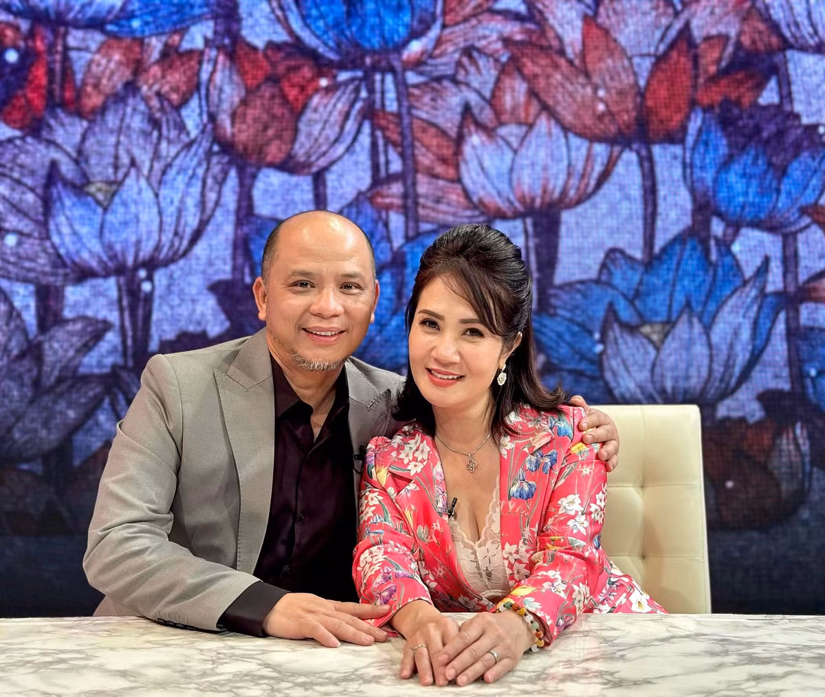 Ngoài đời, "mẹ chồng quốc dân" của "Đừng làm mẹ cáu" cùng ông xã là diễn viên Anh Tuấn cũng từng trải qua nhiều sóng gió để có được hôn nhân trọn vẹn như hiện tại.