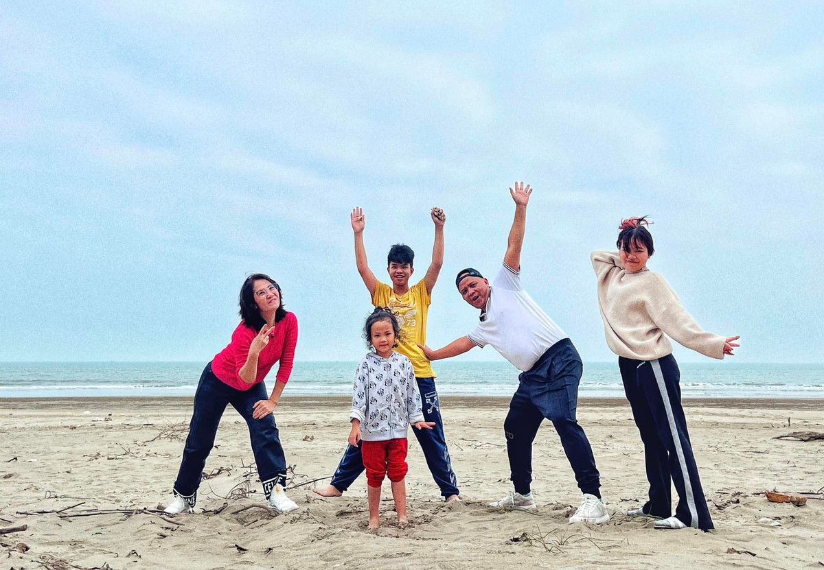 Gần 30 năm bên nhau, dù từng có thời gian trục trặc tới mức suýt ly hôn, thế nhưng hiện tại Nguyệt Hằng - Anh Tuấn đang tận hưởng cuộc sống viên mãn bên 4 người con - 3 gái và 1 trai. Cô con gái đầu đã lập gia đình và sinh em bé.