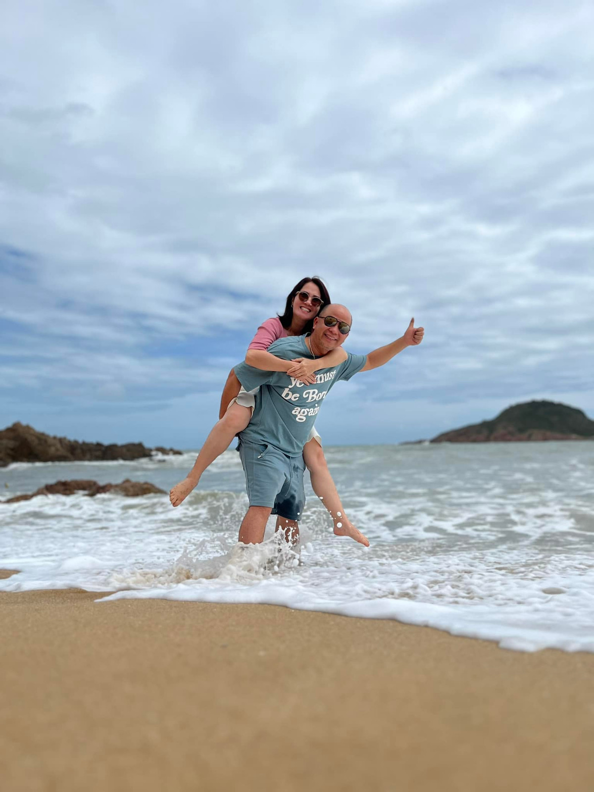 Dù khẳng định không lãng mạn với vợ kể cả trên truyền hình trong "Khách sạn 5 sao" nhưng thực chất vợ chồng diễn viên Anh Tuấn không thiếu những khoảnh khắc lãng mạn.