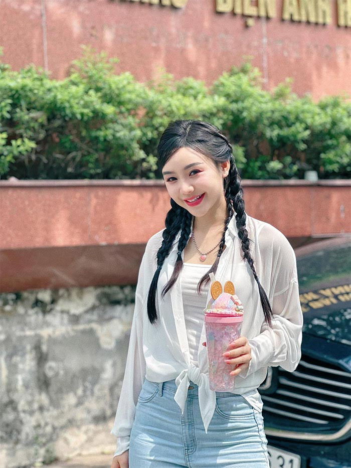 Mặc dù sắp chạm ngưỡng 30 nhưng Quỳnh Kool trẻ hơn tuổi rất nhiều nhờ gương mặt baby.