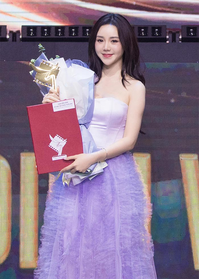 Đây được coi là phần thưởng xứng đáng cho nữ diễn viên sinh năm 1995 sau 8 năm miệt mài lao động nghệ thuật.