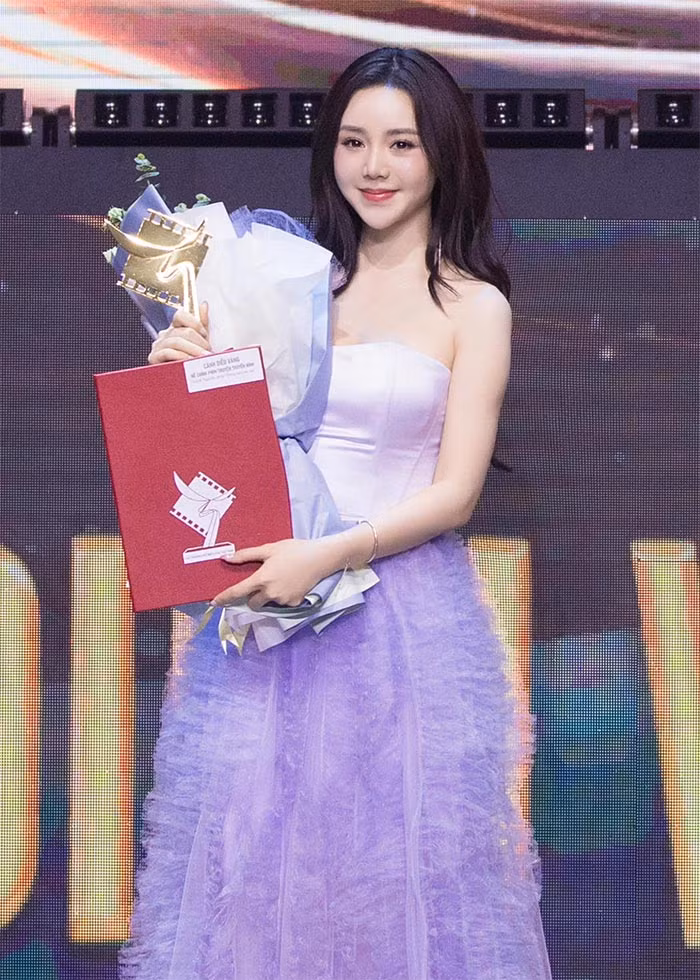 Đây được coi là phần thưởng xứng đáng cho nữ diễn viên sinh năm 1995 sau 8 năm miệt mài lao động nghệ thuật.