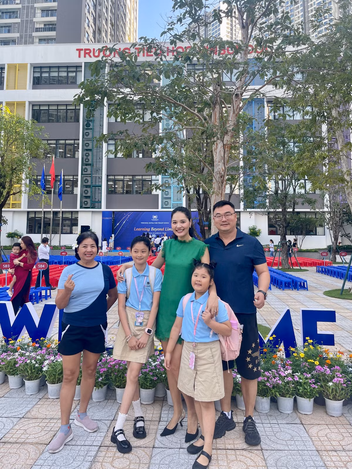 Trước đó, nàng Hậu sinh năm 1987 có cuộc sống kín tiếng sau khi lên xe hoa với ông xã người Trung Quốc và có hai cô con gái đáng yêu.