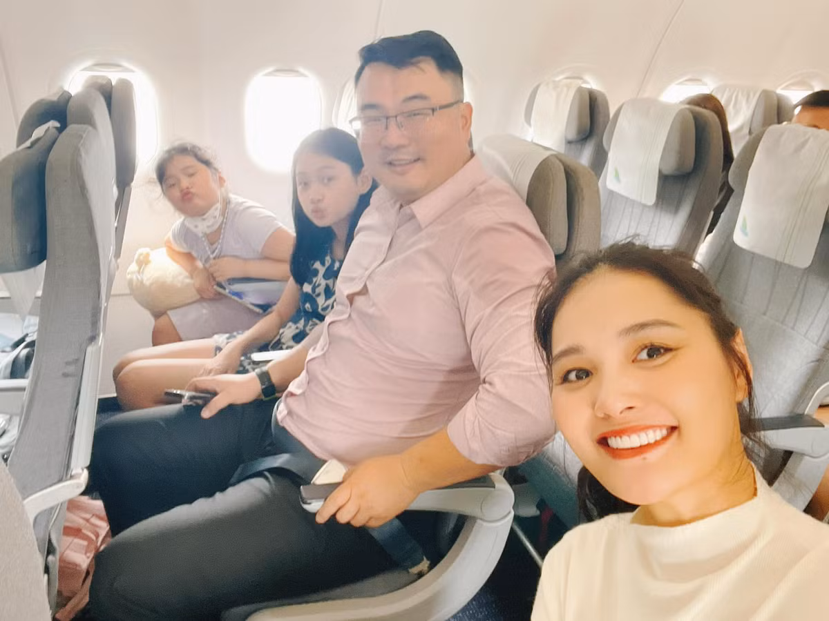 Dù ít tham gia các hoạt động giải trí nhưng Hoa hậu đẹp nhất châu Á 2009 vẫn nhận được nhiều sự quan tâm của người hâm mộ. Bà mẹ hai con cũng thường xuyên chia sẻ những khoảnh khắc gia đình hạnh phúc bên người chồng hết mực cưng chiều và hai con ngoan ngoãn.