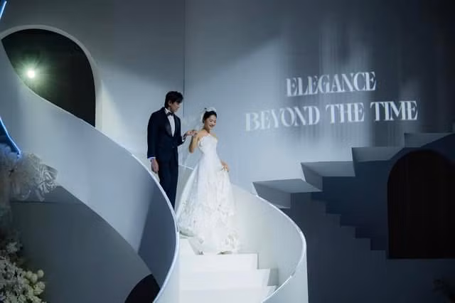 Dù ít xuất hiện trên sàn diễn thời trang kể từ sau khi đăng quang nhưng màn trình diễn của mỹ nhân 8X vẫn khiến người xem không thể rời mắt.