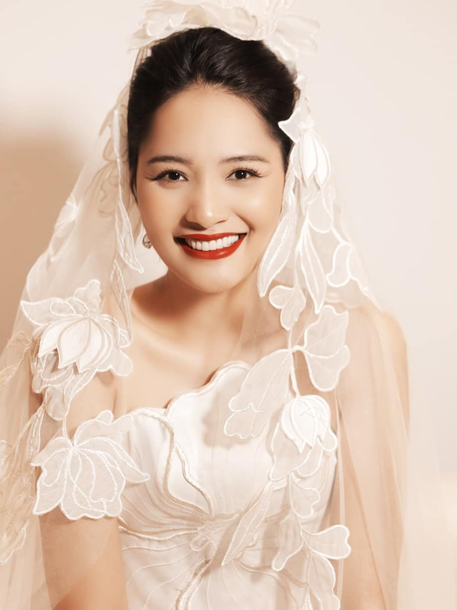 Ở tuổi U40 và đã là mẹ của hai con nhưng mỹ nhân quê Hải Dương vẫn nhận được nhiều lời khen ngợi về sắc vóc "điểm 10" khi hóa thân thành cô dâu.