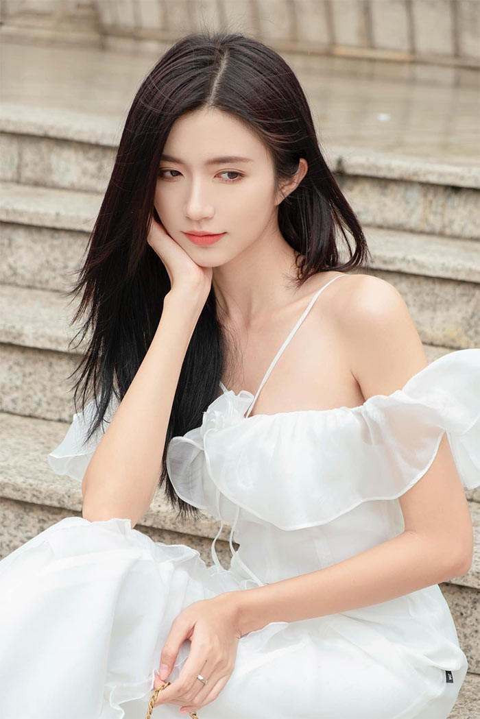 Ngọc Huyền (Nguyễn Ngọc Huyền) sinh năm 1999 từng theo học Đại học Mỹ thuật Công nghiệp Hà Nội.