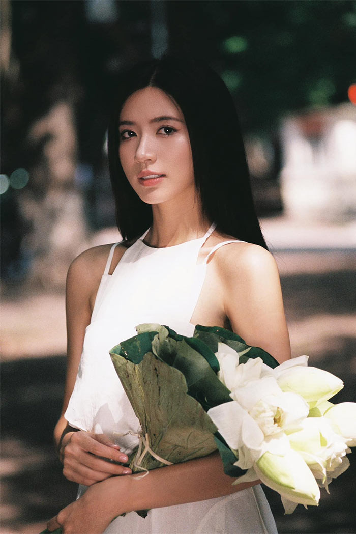 Dù là diễn viên tay ngang nhưng cô gây ấn tượng khi có vai chính ở lần đầu chạm ngõ phim truyền hình với vai Vân Vân trong "Thương ngày nắng về".