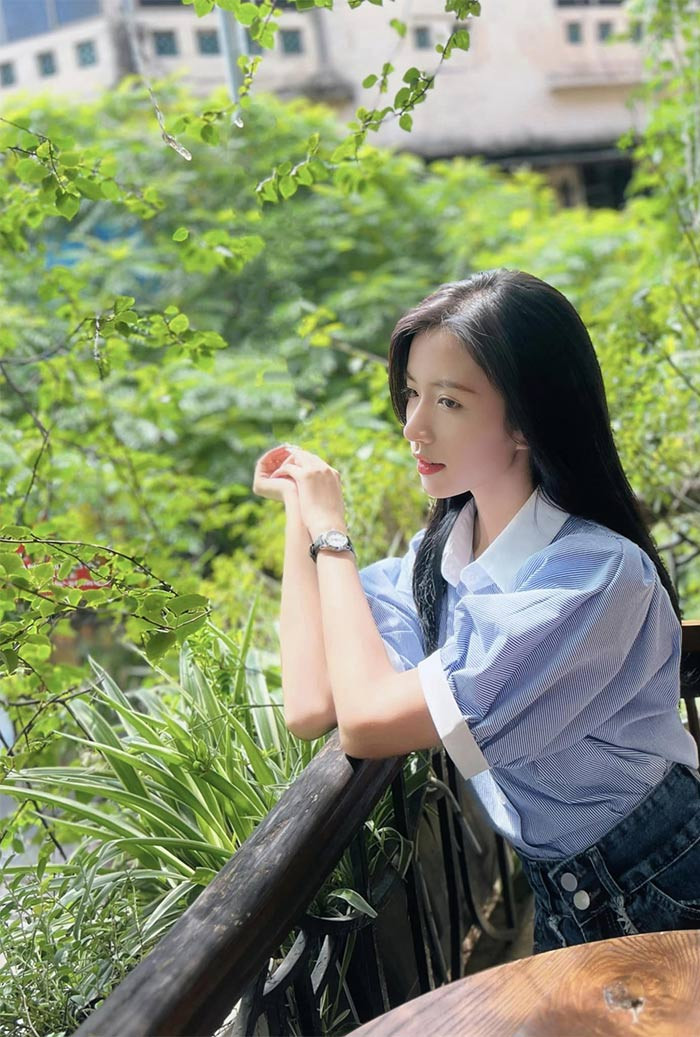 Nữ diễn viên 24 tuổi sở hữu vóc dáng mảnh mai, khuôn mặt ưa nhìn.