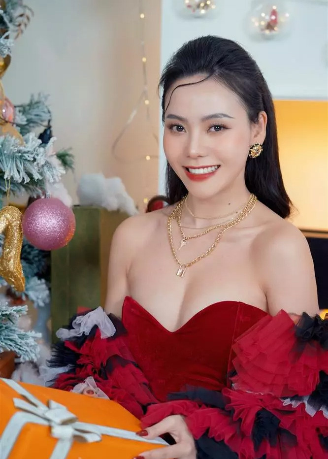 Huyền Trang từng tốt nghiệp Đại học Sân khấu Điện ảnh Hà Nội và đã đóng phim khi còn là sinh viên. Tuy nhiên sau khi ra trường cô lập gia đình và mãi cho tới khi chia tay chồng, Huyền Trang mới trở lại với màn ảnh.