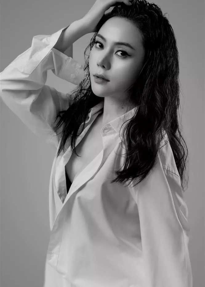 Ngoài đời, Huyền Trang trẻ trung và gợi cảm hơn nhiều so với trên phim.