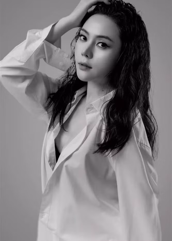 Ngoài đời, Huyền Trang trẻ trung và gợi cảm hơn nhiều so với trên phim.