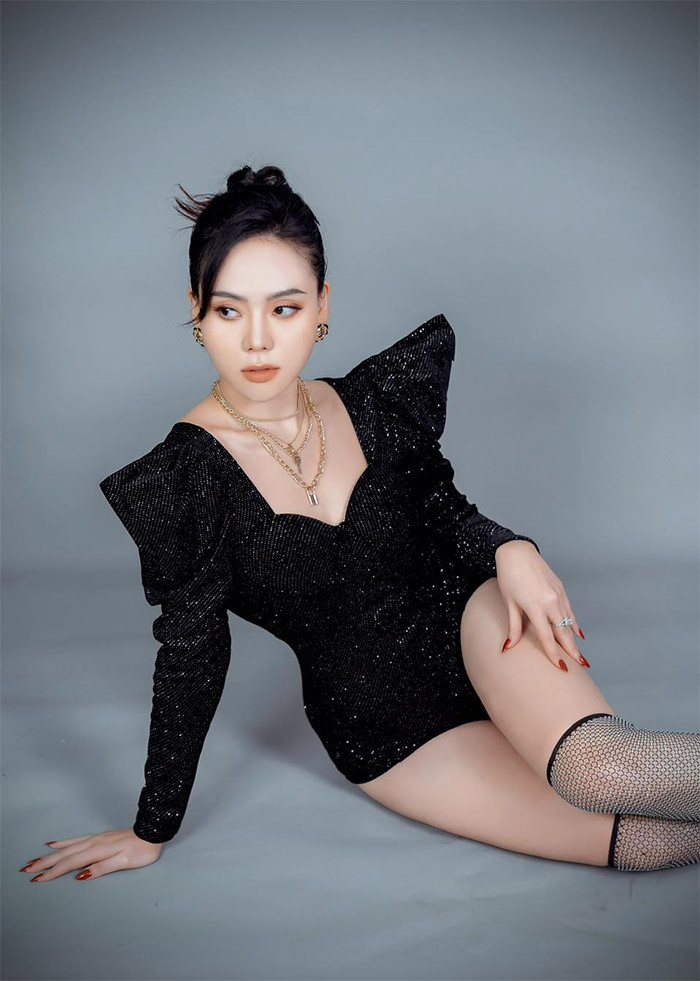 Người đẹp 32 tuổi sở hữu body nóng bỏng và style thời trang rất quyến rũ.