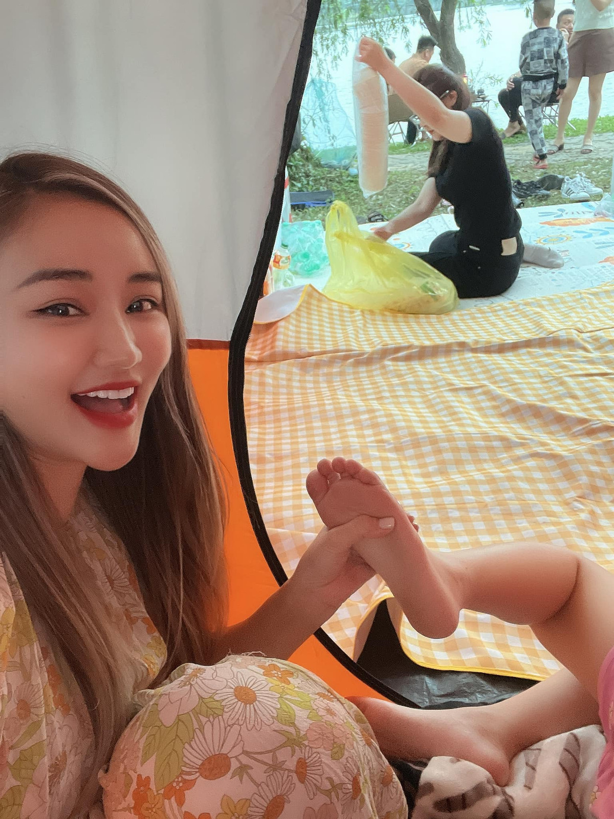 Rảnh rỗi, Maya đưa con gái ra ngoài trải nghiệm.