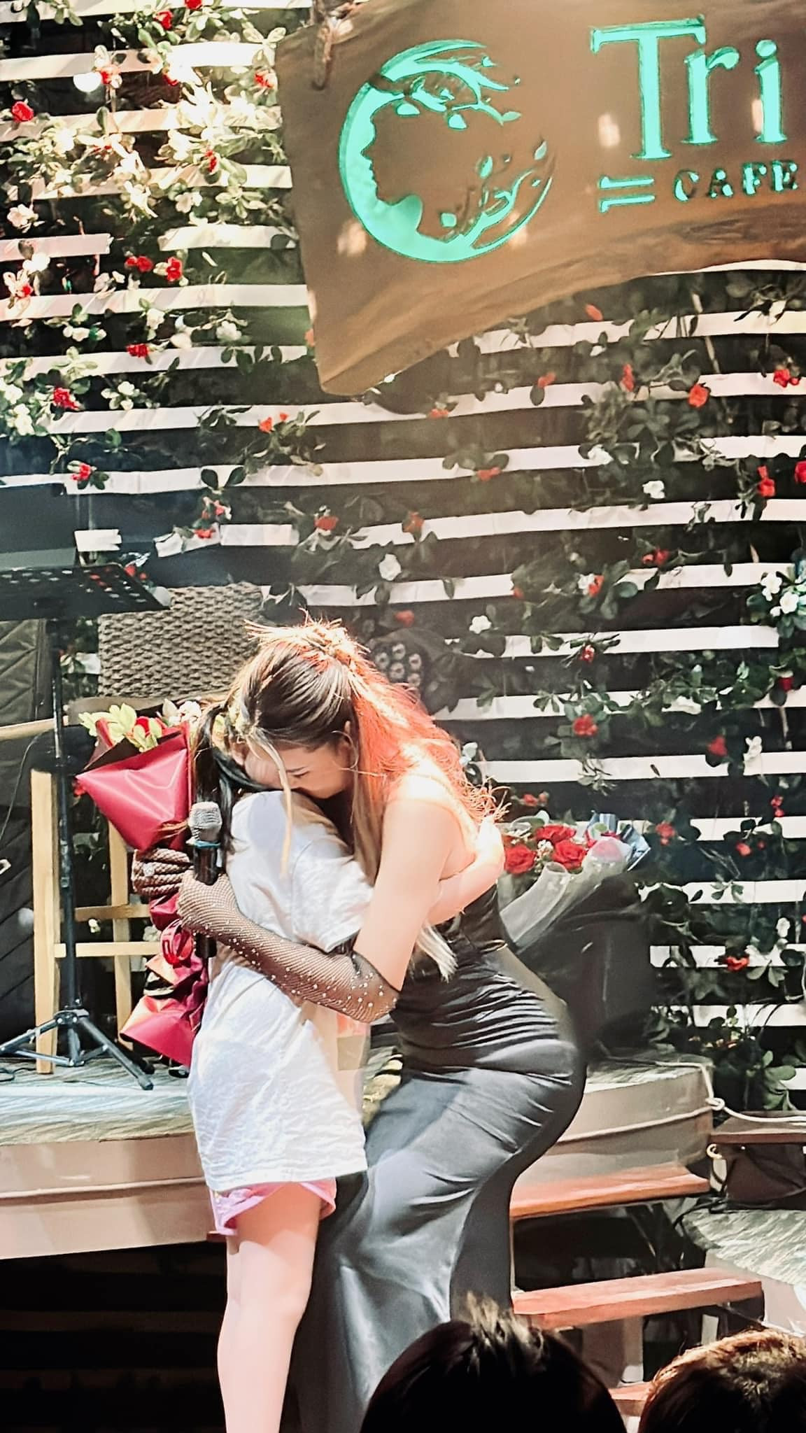 Được biết, trước khi trở lại cầm míc, mỹ nhân tuổi Thìn gặp biến cố sức khỏe khi bị liệt dây thần kinh số 7. Lý giải cho quãng thời gian "ở ẩn", Maya chia sẻ trên Thể Thao Văn Hóa rằng: "Vài năm trở lại đây tôi đã trở về Hà Nội. Quyết định đó là vì mẹ. Mẹ tôi lớn tuổi rồi. 8 năm trước bà theo tôi sang Mỹ sinh bé Bồ Câu, khi tôi về nước bà lại theo con gái vào Sài Gòn". Cô cũng tìm đến được với Phật pháp và mấy năm qua quy y, ăn chay niệm Phật, tìm lại chính mình.