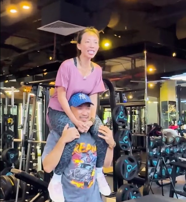 Diễn viên Tiến Luật vượt qua thử thách "đội vợ lên vai" để tập squat.