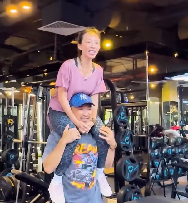 Diễn viên Tiến Luật vượt qua thử thách "đội vợ lên vai" để tập squat.