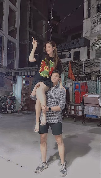 Á hậu Huyền My được mỹ nam lạ mặt "công kênh" như công chúa.