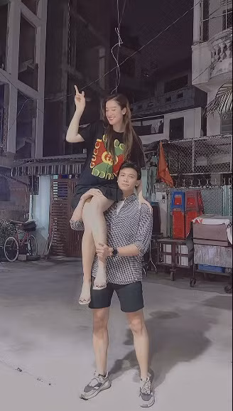 Á hậu Huyền My được mỹ nam lạ mặt "công kênh" như công chúa.