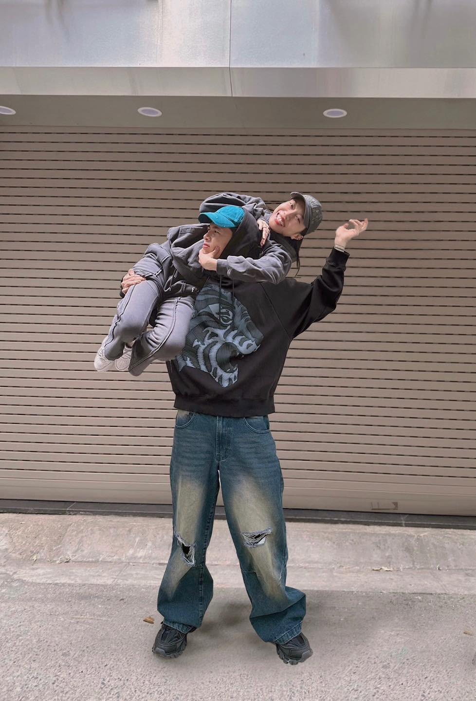 Diễn viên Anh Tú - ông xã của Diệu Nhi chứng minh tình cảm với "nóc nhà" bằng màn "đội vợ lên vai".