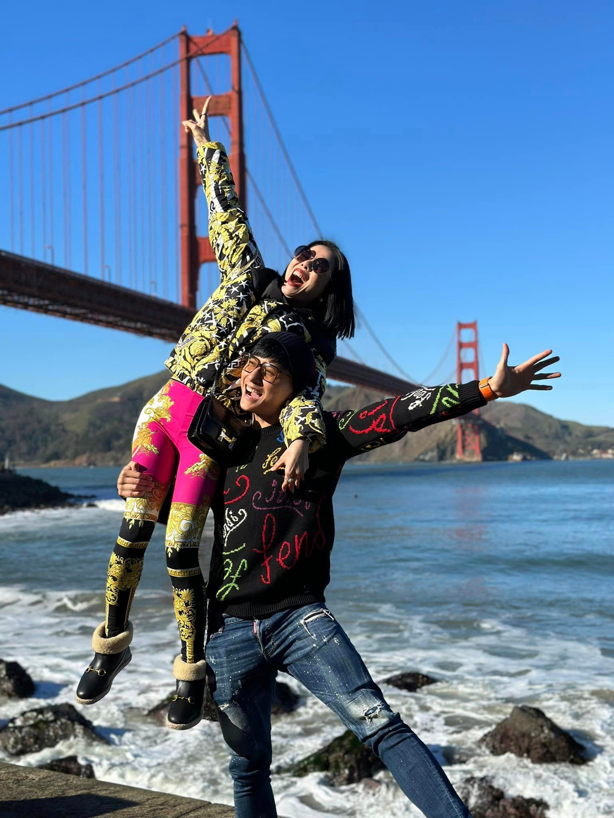 Mỹ nam sinh năm 1993 "công kênh" bạn gái "đi khắp thế gian". Tình trẻ của Lệ Quyên hóm hỉnh viết: "Ta đưa nhau lên cung trăng” và tự nhận mình "mới 17 bẻ gãy sừng trâu" khi được khen khỏe thế!