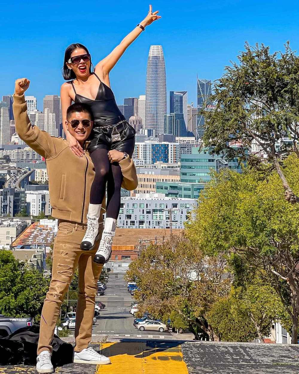 Cặp đôi du hí khắp nơi để hâm nóng tình cảm. Lâm Bảo Châu khoe khoảnh khắc bế bổng bạn gái hơn tuổi trên vai, cử chỉ vô cùng âu yếm, tình tứ nơi trời Tây.