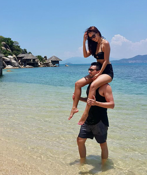 Ông xã của siêu mẫu Hà Anh siêu chiều vợ, cõng bà xã trên vai đi dạo biển.