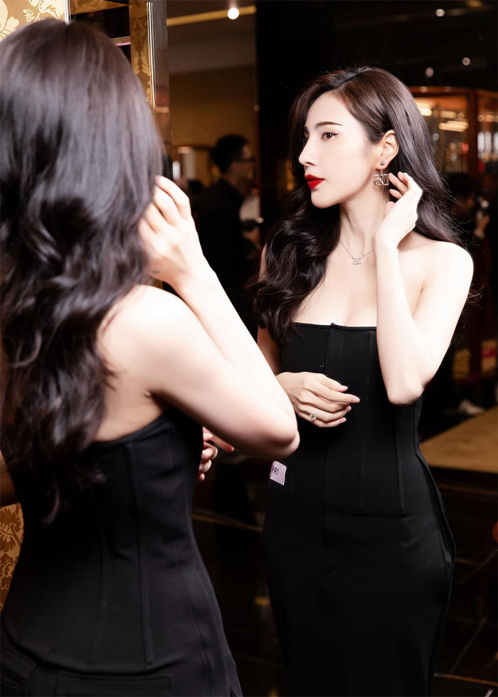 Nữ ca sĩ sinh năm 1985 biết cách phối hợp trang phục giúp tôn vóc dáng.