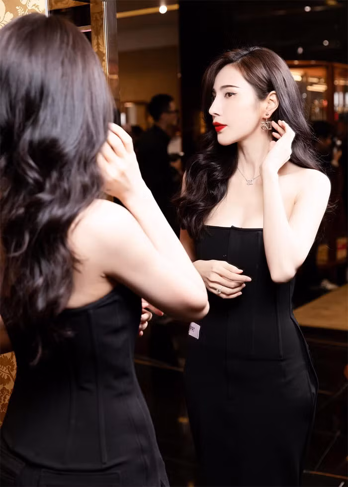 Nữ ca sĩ sinh năm 1985 biết cách phối hợp trang phục giúp tôn vóc dáng.