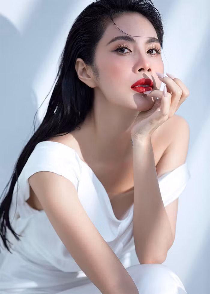 Ở Thủy Tiên toát lên vẻ đẹp quyến rũ, sắc sảo.