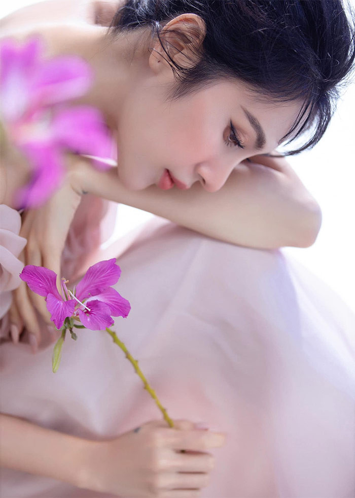 Bị mỉa mai, nữ ca sĩ đã lên tiếng: "Em thấy bán hàng online có gì xấu đâu, thay vì thời gian nghỉ ngơi đi chơi vui vẻ với gia đình thì bỏ ít thời gian ra mình bán hàng tốt lại có tiền giúp được bao người đỡ khổ. Đồng tiền mình kiếm từ việc mua bán chân chính không lấy của ai, không xin của ai, không vi phạm pháp luật hay đạo đức gì. Mà không hiểu sao mình livestream bán hàng online mà mọi người mỉa mai nặng nhẹ dữ vậy nữa...".