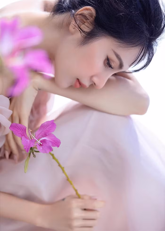 Bị mỉa mai, nữ ca sĩ đã lên tiếng: "Em thấy bán hàng online có gì xấu đâu, thay vì thời gian nghỉ ngơi đi chơi vui vẻ với gia đình thì bỏ ít thời gian ra mình bán hàng tốt lại có tiền giúp được bao người đỡ khổ. Đồng tiền mình kiếm từ việc mua bán chân chính không lấy của ai, không xin của ai, không vi phạm pháp luật hay đạo đức gì. Mà không hiểu sao mình livestream bán hàng online mà mọi người mỉa mai nặng nhẹ dữ vậy nữa...".