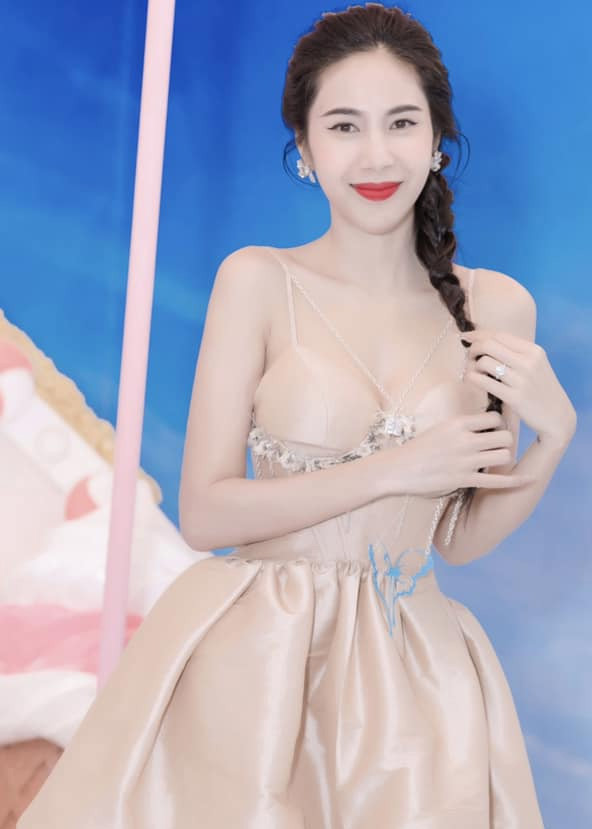 Phong cách ăn mặc vừa quý phái vừa gợi cảm cũng góp phần giúp Thủy Tiên đẹp hơn trong mắt người hâm mộ.