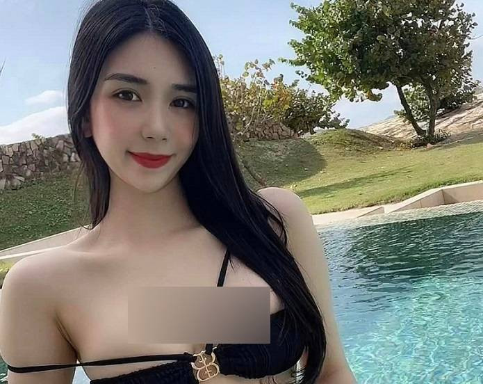 Mới đây, trên trang cá nhân của mình, Thanh Bi (Lại Thanh) khiến fan "bỏng mắt" khi đăng ảnh khoe vóc dáng nóng bỏng với bikini ở bể bơi. Nữ diễn viên còn tiết lộ mới siết eo xuống còn 52 cm và vóc dáng đã thon thả hơn xưa.