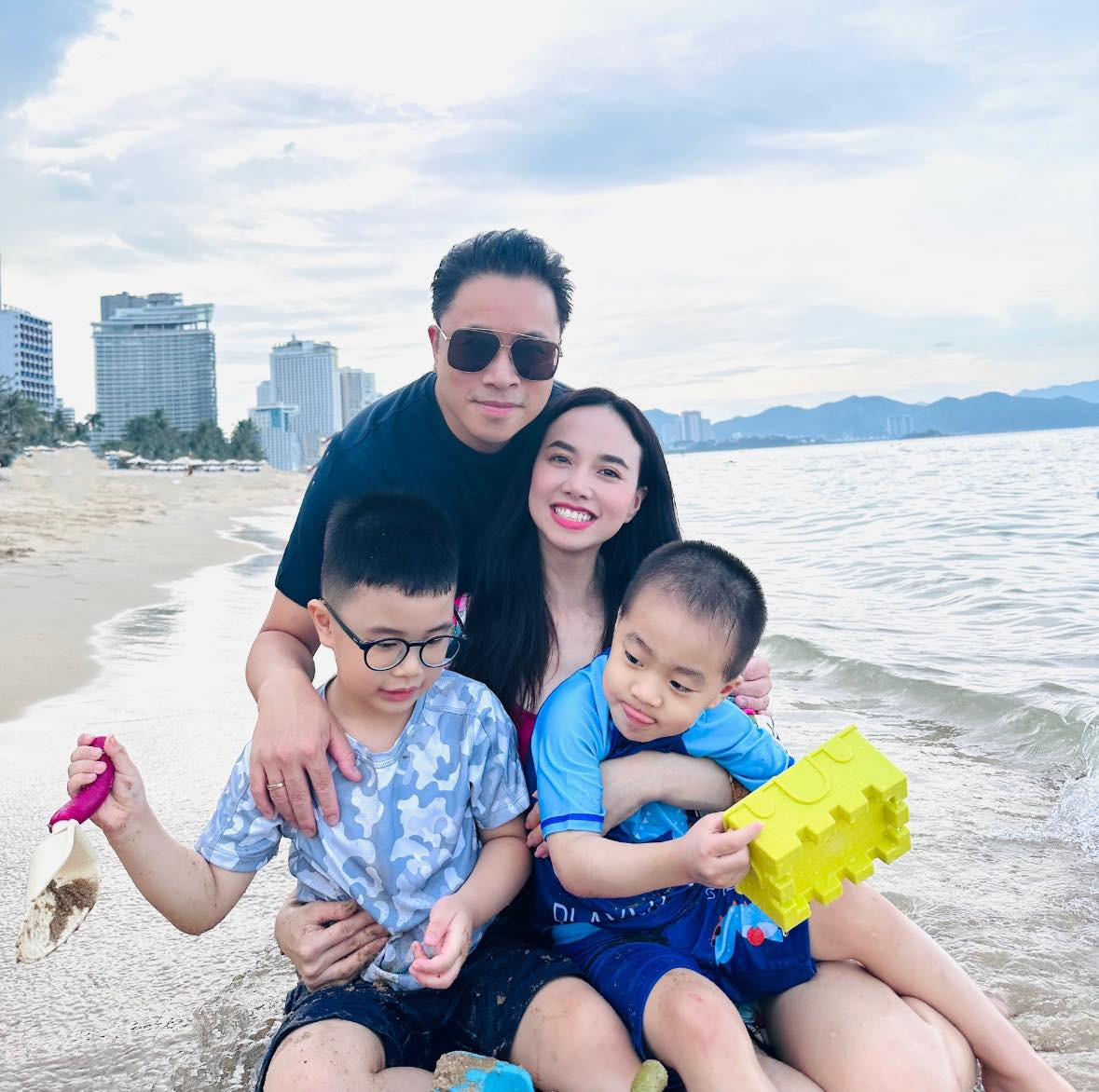 Vài năm trở lại đây, "người đẹp Tây Đô" lui về phía sau hỗ trợ công việc làm phim của chồng và chăm sóc cho tổ ấm nhỏ.