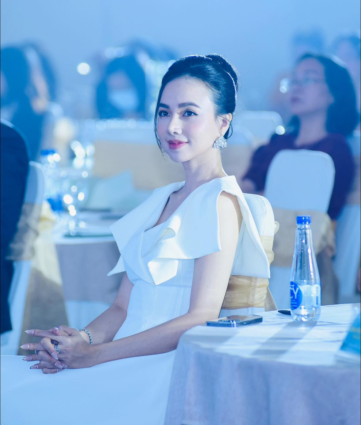 Ở tuổi U40, bà xã của đạo diễn phim "Mắt biếc" vẫn giữ được sắc vóc trẻ trung, quyến rũ nhờ chú ý đến chuyện ăn uống, tập luyện.