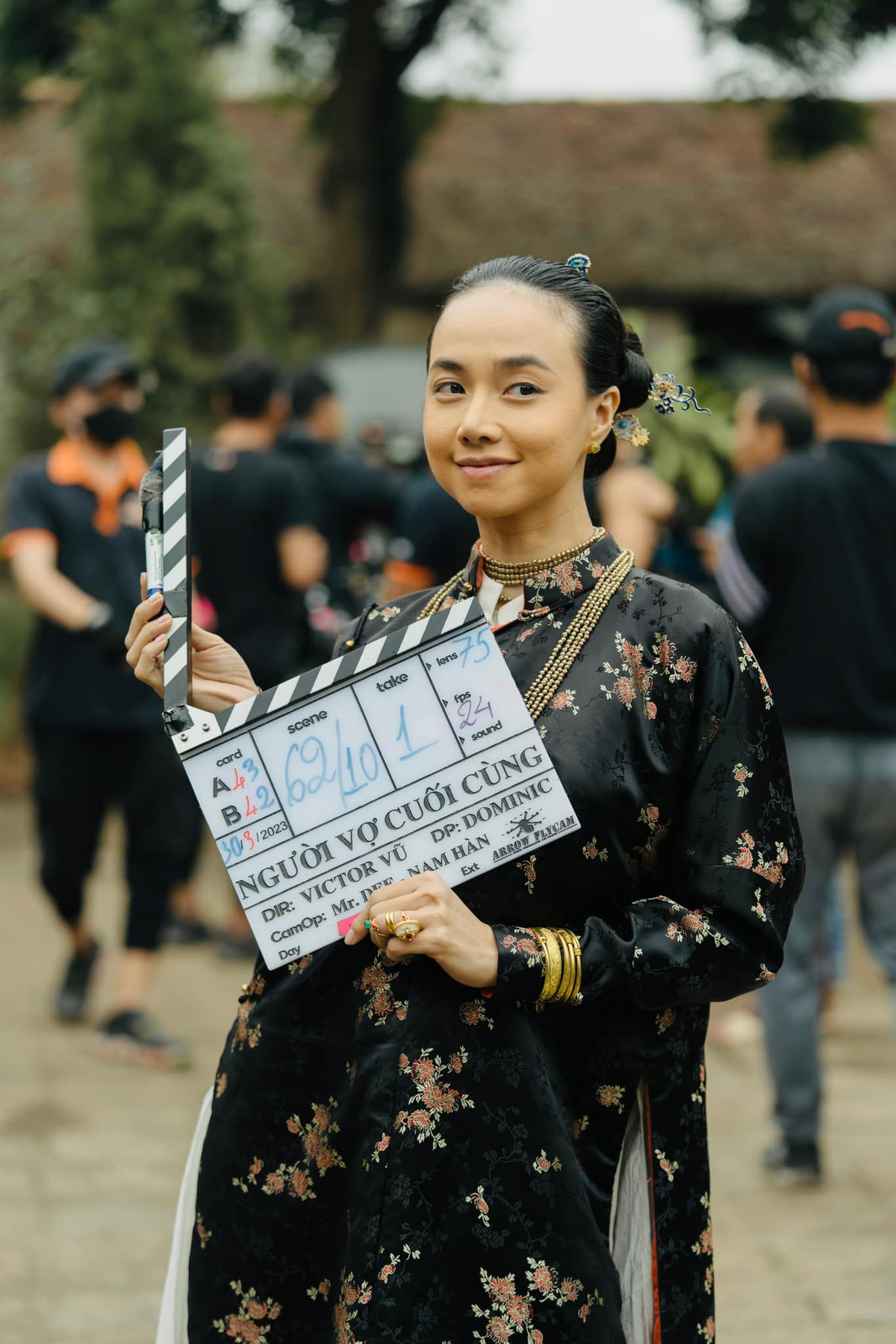 Mỹ nhân họ Đinh xúc động bày tỏ với ông xã: "Biết nhau từ 2008, bộ phim đầu tiên anh làm tại Việt Nam cũng là phim điện ảnh đầu tiên em đóng. Gặp lại anh sau 7 năm, yêu nhau 2 năm rồi đám cưới, đến nay chúng mình đã lời được thêm 2 mụn con rồi!".