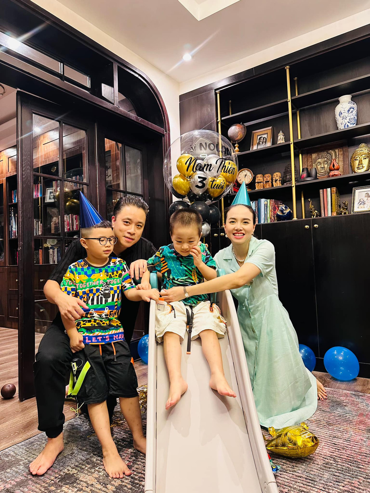 "'Người vợ cuối cùng' chính là bộ phim thứ tư anh cho em thử sức. Anh từng nói: “Mỗi vai em diễn nên khác với những gì em từng đóng trước đây!”. Vì thế tuy chỉ là vai bé xinh, quay vài cảnh trên phim trường, nhưng cũng khiến em vừa vui mà vừa run đến mất ngủ. Em sẽ kể cho anh nghe những kỷ niệm đáng yêu mà em và 2 con được nếm trải khi theo bố vào non ra bể làm phim nhé!", bà mẹ hai con gửi lời nhắn nhủ tới ông xã cho lần trở lại với màn ảnh.